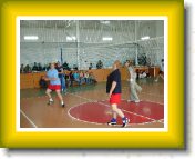 DSC00302 * Dzie Dziecka na sportowo. Mecz siatkwki uczennice nauczycielki, na pierwszym planie panie uczennice Wjcik i Dbrowska. * 1280 x 960 * (562KB)