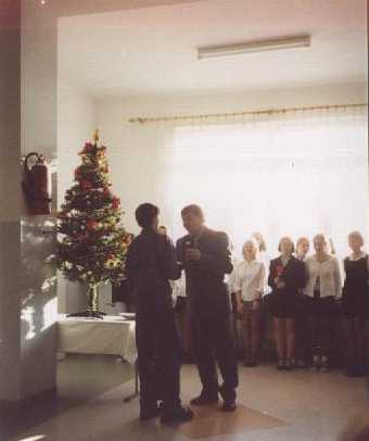 yczenia Dyrektora gimnazjum na rce Przewodniczcego Samorzdu Uczniowskiego M. Rkawika