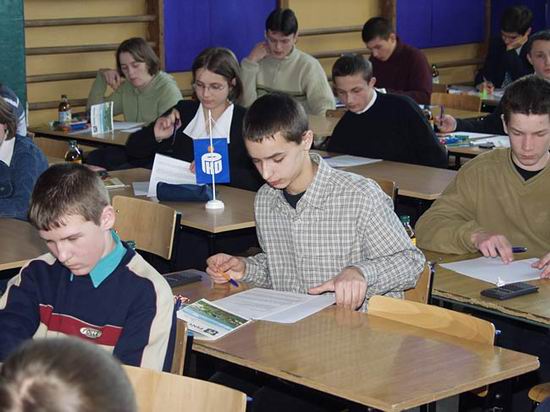 Piotr Wodarski podczas turnieju - na rodku pod cian w jasnym swetrze